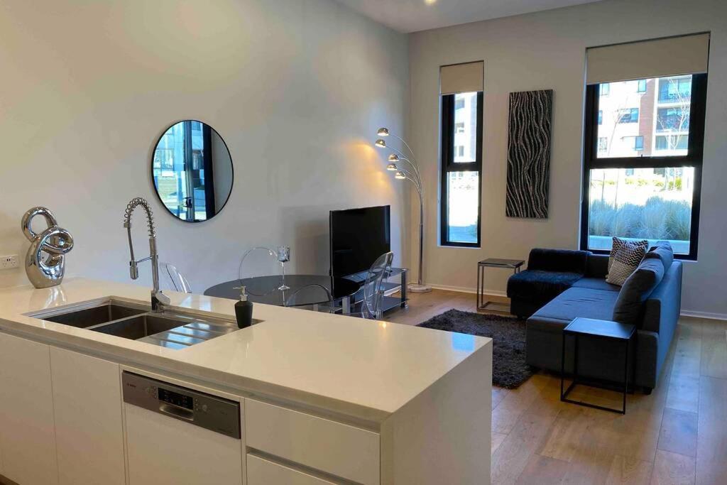 Luxe 2Br Executive Apartment Kingston Pool Parking Wifi Bbq Wine المظهر الخارجي الصورة