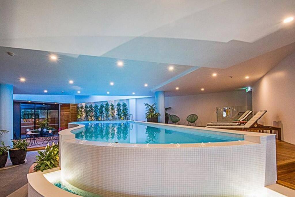 Luxe 2Br Executive Apartment Kingston Pool Parking Wifi Bbq Wine المظهر الخارجي الصورة